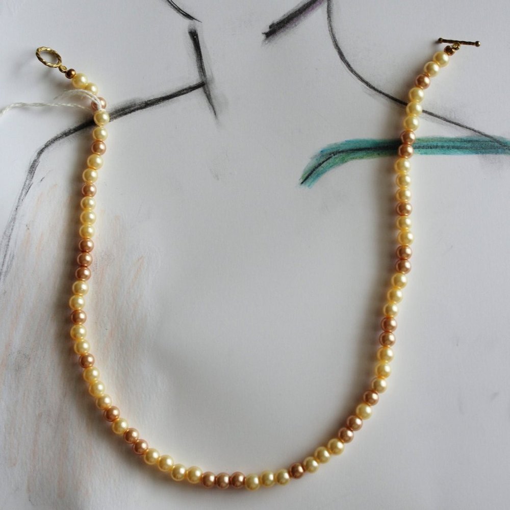 Vera Rose Variegated Pearl Necklace NWT